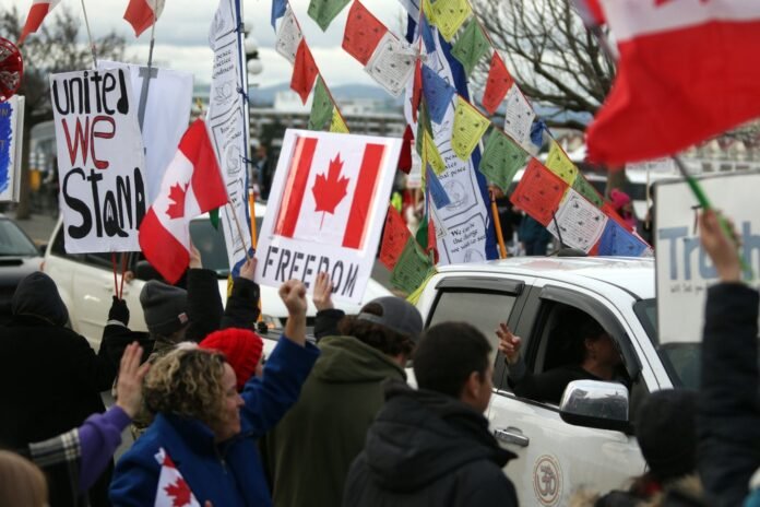 «Знайдіть хобі», Прем'єр Б.К. заявив тим, хто розглядає можливість протестувати проти мандатів COVID-19