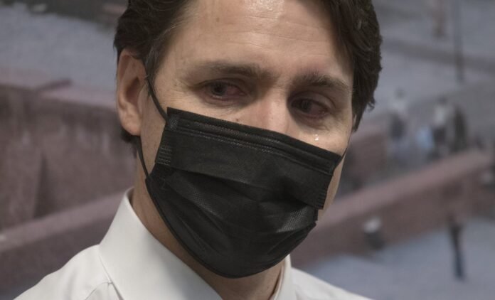 Прем'єр-міністр Канади Джастін Трюдо майже плакав, слухаючи розповіді про українських біженців у Польщі