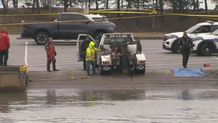 25-річного чоловіка знайшли мертвим в автомобілі після того, як автомобіль в'їхав в озеро Онтаріо