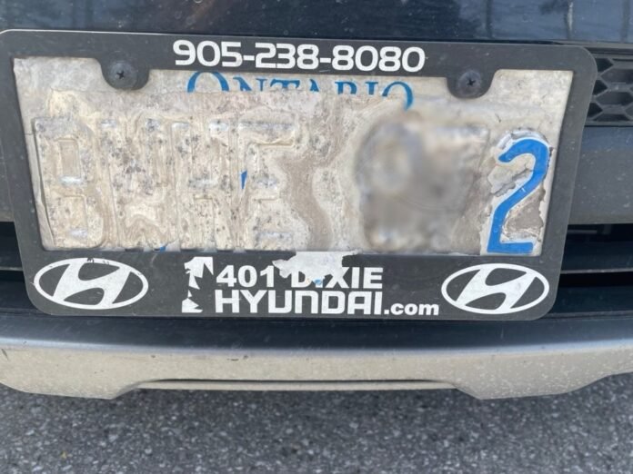 Водія з Онтаріо оштрафували на 110 доларів за облущений номерний знак