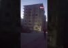 У Туреччині чоловік кинув каміння у будинок, який постраждав від землетрусу, і зруйнував його