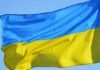 У Литві троє чоловіків і жінка осквернили український прапор